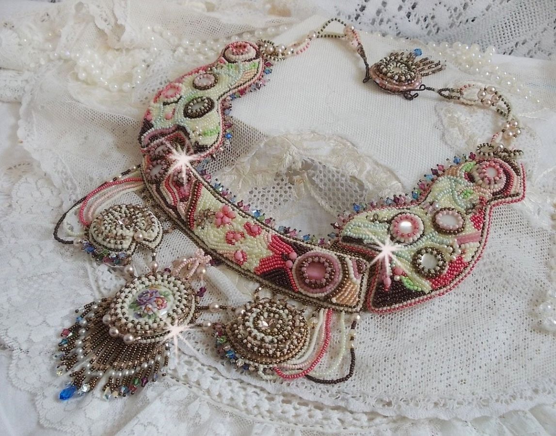 Colar Arc-En-Ciel Haute-Couture bordado com um cabochon de porcelana Limoge, cristais Swarovski e pérolas. 