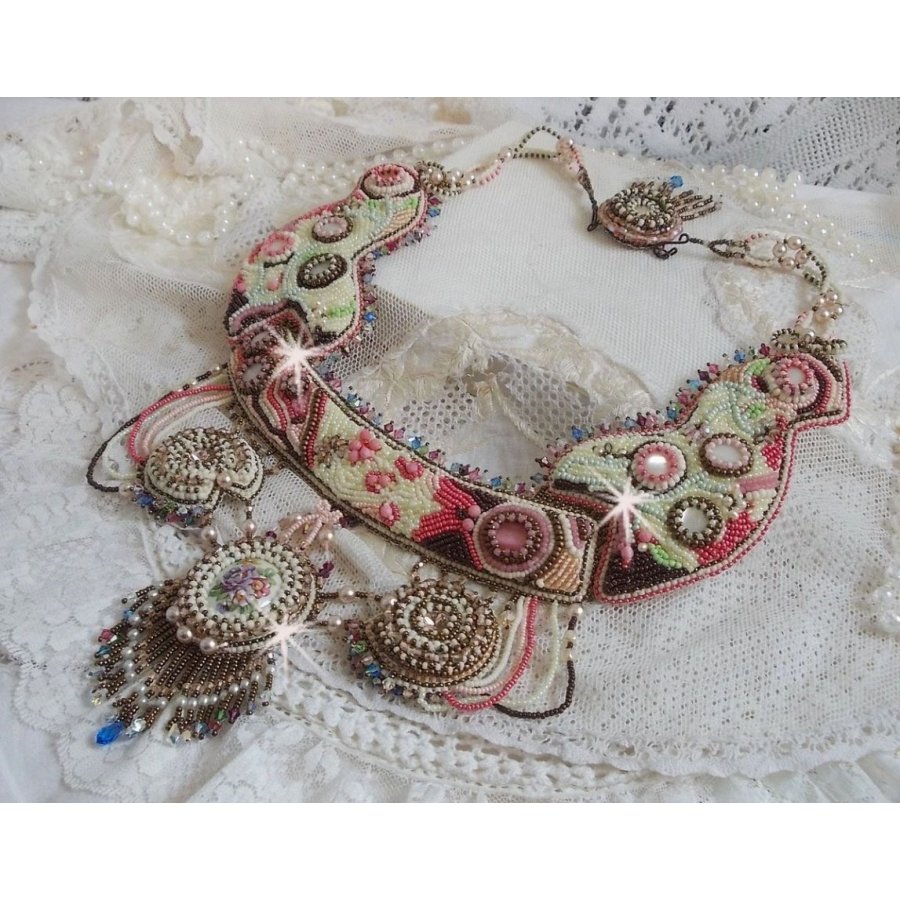 Colar Arc-En-Ciel Haute-Couture bordado com um cabochon de porcelana Limoge, cristais Swarovski e pérolas. 