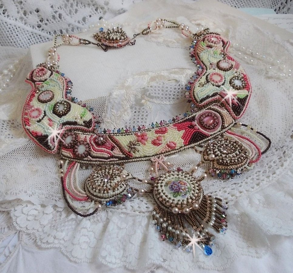 Colar Arc-En-Ciel Haute-Couture bordado com um cabochon de porcelana Limoge, cristais Swarovski e pérolas. 