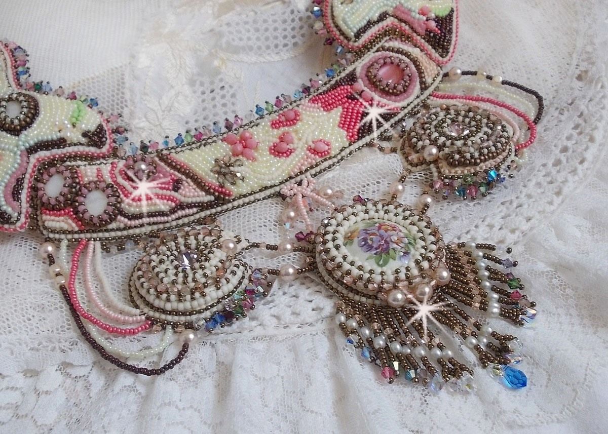 Colar Arc-En-Ciel Haute-Couture bordado com um cabochon de porcelana Limoge, cristais Swarovski e pérolas. 