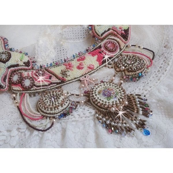 Colar Arc-En-Ciel Haute-Couture bordado com um cabochon de porcelana Limoge, cristais Swarovski e p&eacute;rolas. 