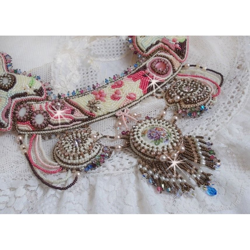 Colar Arc-En-Ciel Haute-Couture bordado com um cabochon de porcelana Limoge, cristais Swarovski e pérolas. 