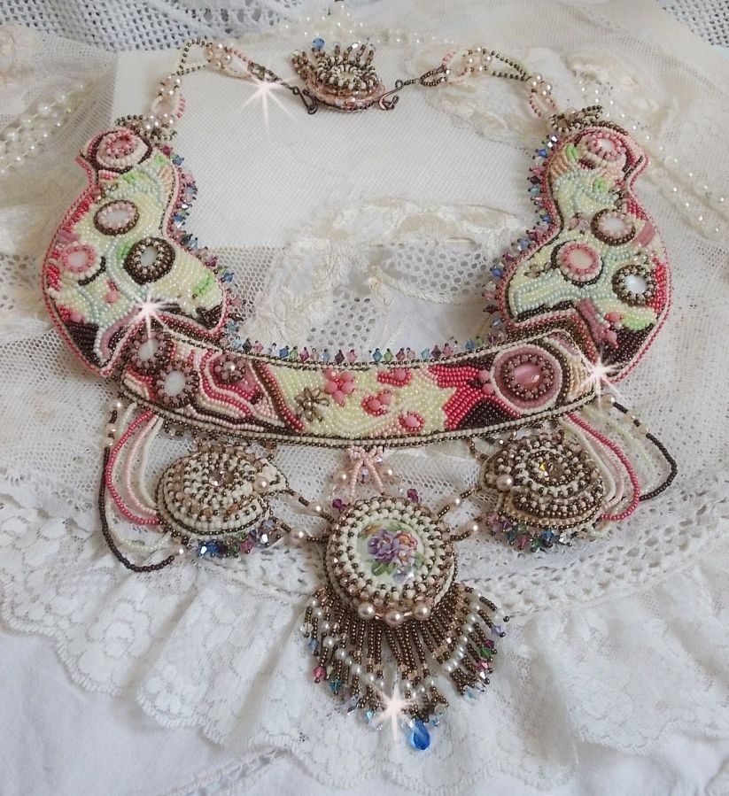 Colar Arc-En-Ciel Haute-Couture bordado com um cabochon de porcelana Limoge, cristais Swarovski e pérolas. 