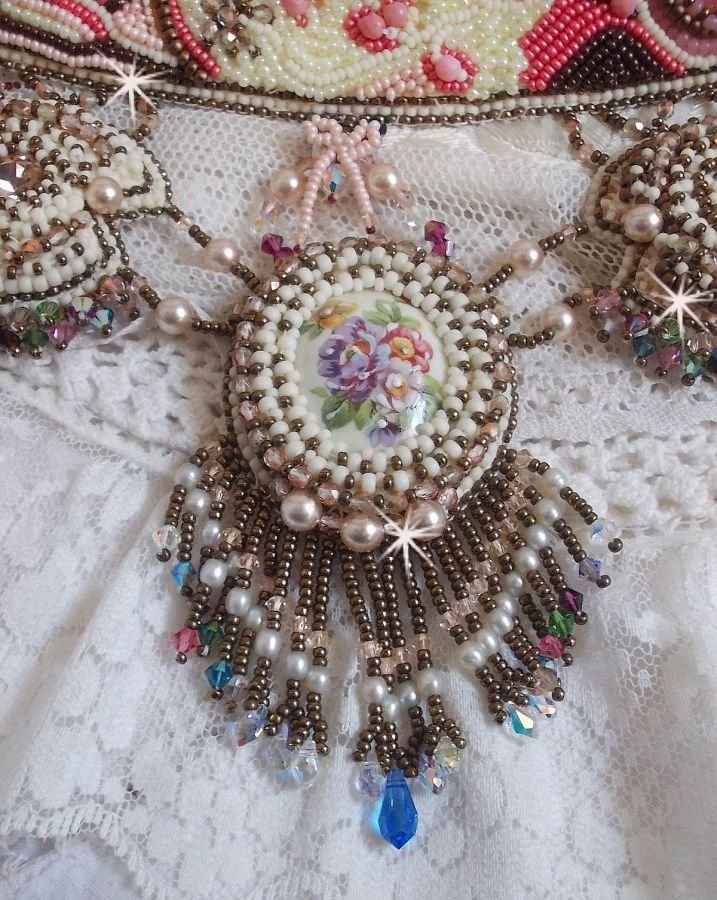 Colar Arc-En-Ciel Haute-Couture bordado com um cabochon de porcelana Limoge, cristais Swarovski e pérolas. 