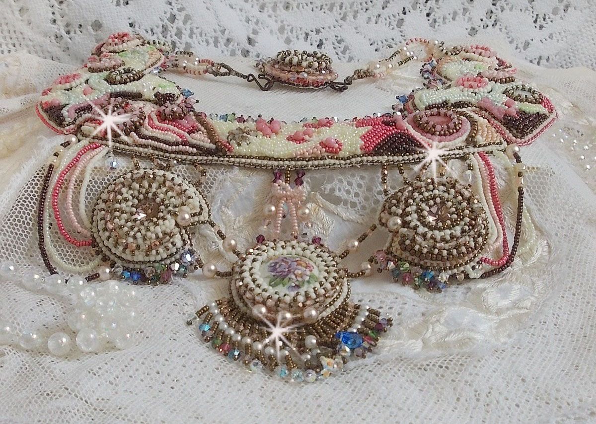 Colar Arc-En-Ciel Haute-Couture bordado com um cabochon de porcelana Limoge, cristais Swarovski e pérolas. 