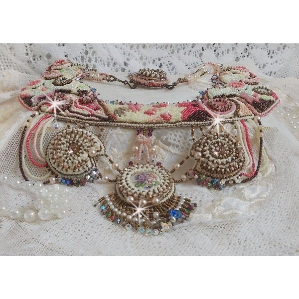 Colar Arc-En-Ciel Haute-Couture bordado com um cabochon de porcelana Limoge, cristais Swarovski e p&eacute;rolas. 