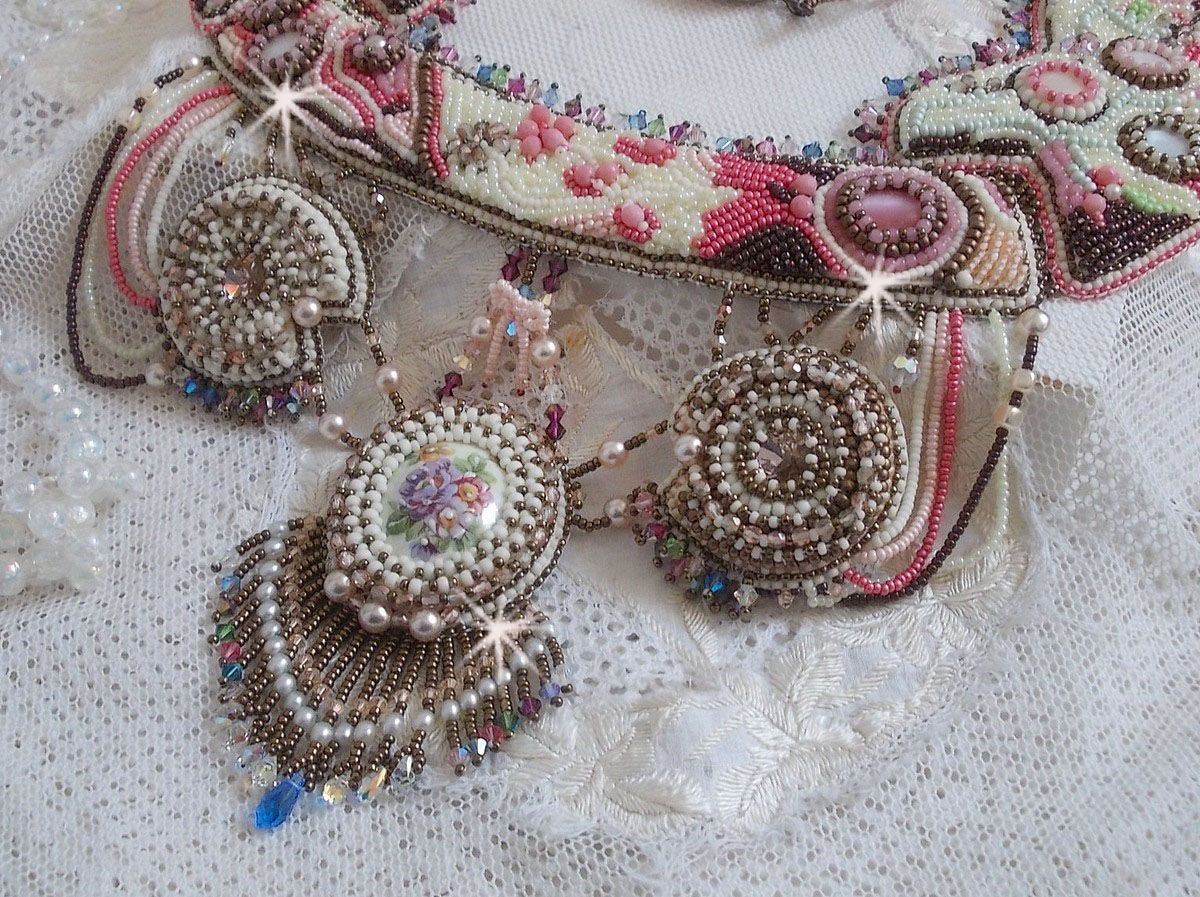 Colar Arc-En-Ciel Haute-Couture bordado com um cabochon de porcelana Limoge, cristais Swarovski e pérolas. 
