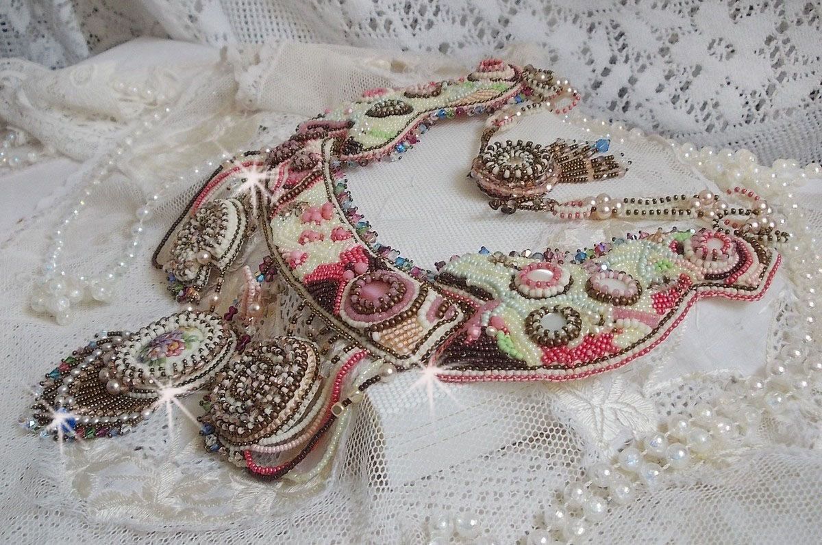 Colar Arc-En-Ciel Haute-Couture bordado com um cabochon de porcelana Limoge, cristais Swarovski e pérolas. 