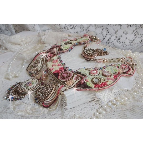 Colar Arc-En-Ciel Haute-Couture bordado com um cabochon de porcelana Limoge, cristais Swarovski e pérolas. 