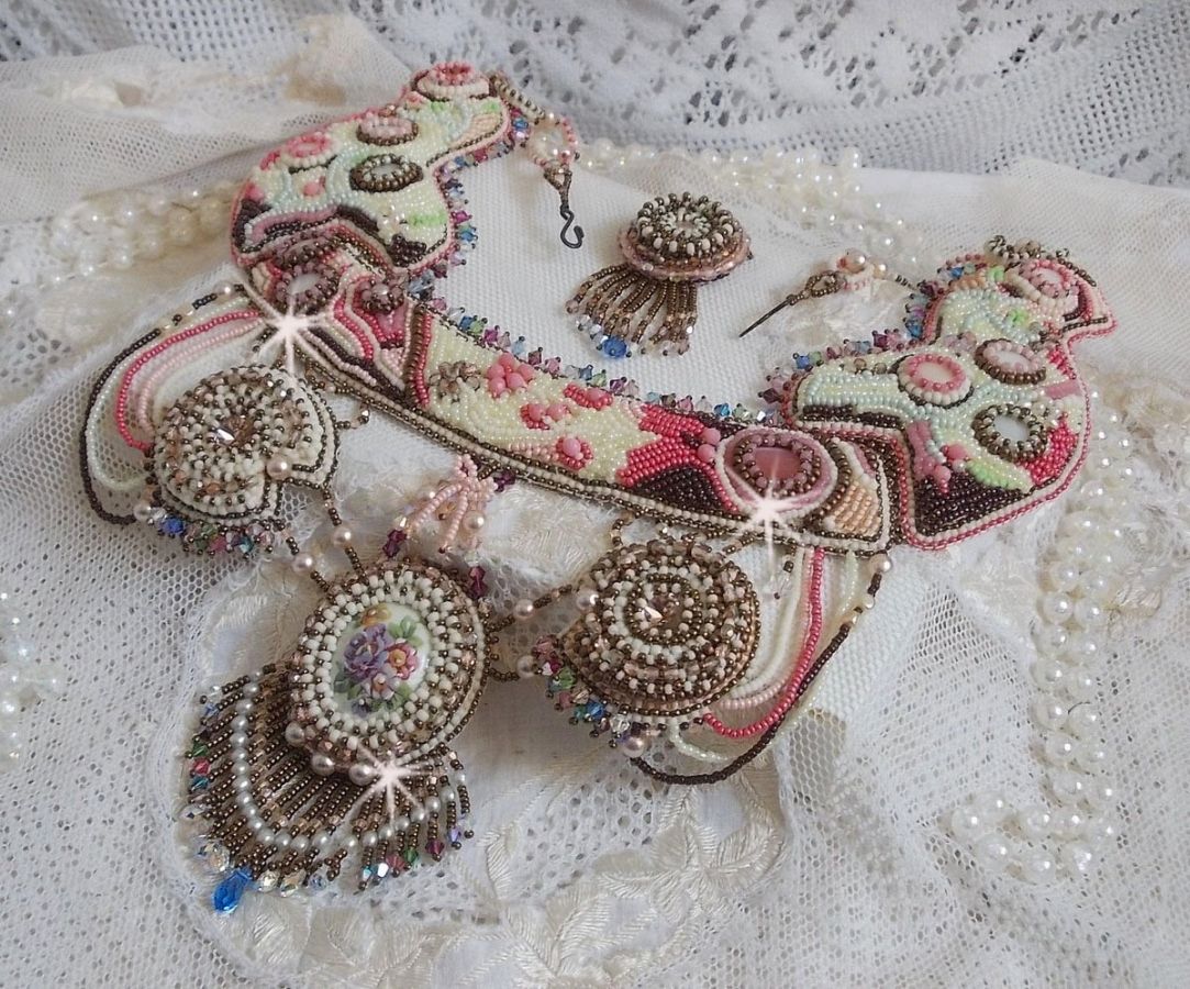 Colar Arc-En-Ciel Haute-Couture bordado com um cabochon de porcelana Limoge, cristais Swarovski e pérolas. 