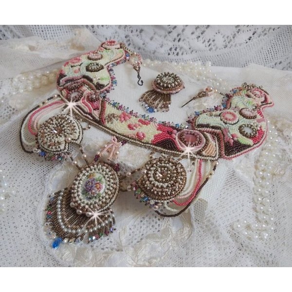 Colar Arc-En-Ciel Haute-Couture bordado com um cabochon de porcelana Limoge, cristais Swarovski e p&eacute;rolas. 