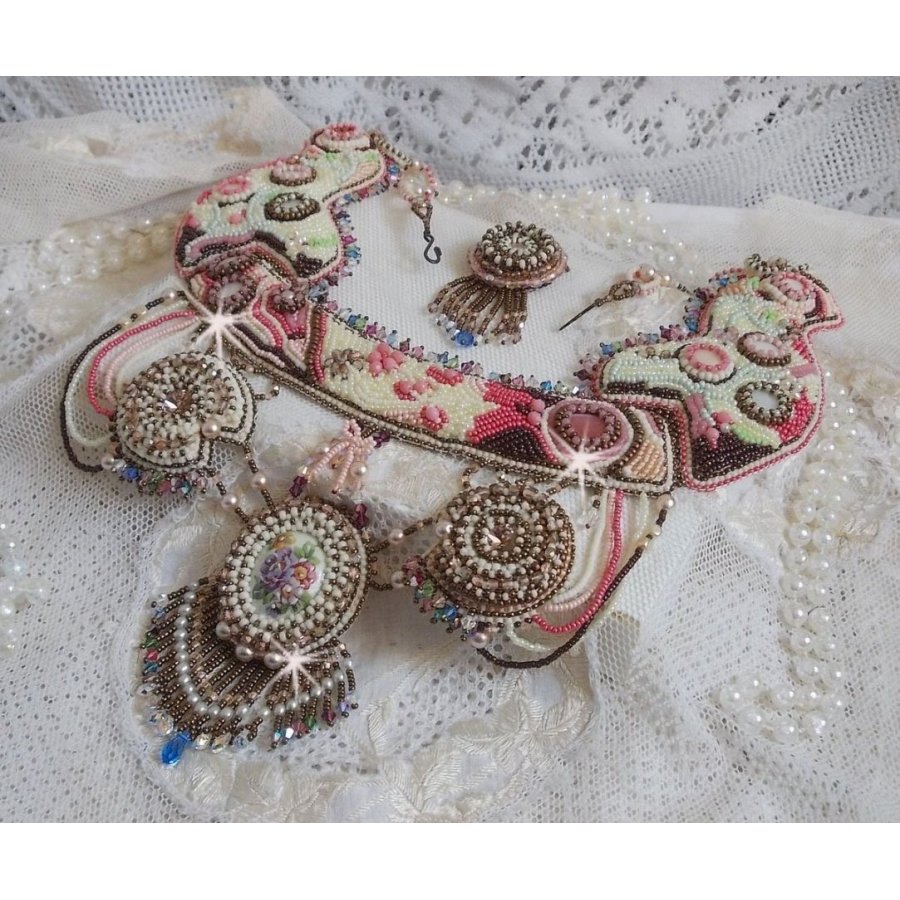 Colar Arc-En-Ciel Haute-Couture bordado com um cabochon de porcelana Limoge, cristais Swarovski e pérolas. 