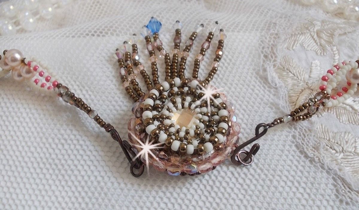 Colar Arc-En-Ciel Haute-Couture bordado com um cabochon de porcelana Limoge, cristais Swarovski e pérolas. 