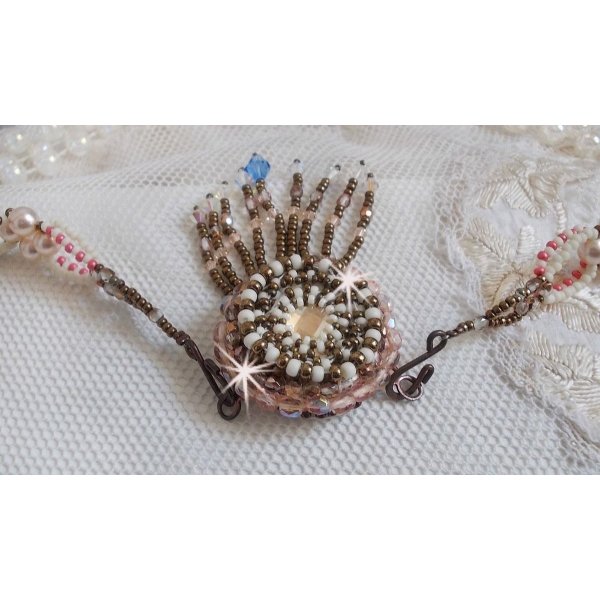 Colar Arc-En-Ciel Haute-Couture bordado com um cabochon de porcelana Limoge, cristais Swarovski e pérolas. 
