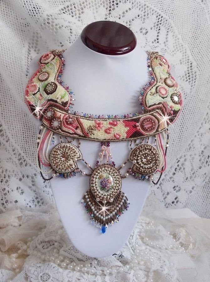 Colar Arc-En-Ciel Haute-Couture bordado com um cabochon de porcelana Limoge, cristais Swarovski e pérolas. 
