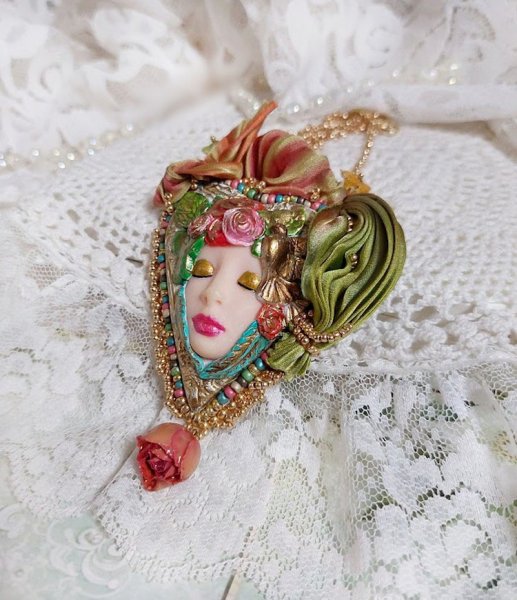 Collier La Belle au Bois Dormant cr&eacute;&eacute; avec cabochon c&oelig;ur p&acirc;te polym&egrave;re, ruban de soie, fleur r&eacute;sin&eacute;e, accessoires laiton