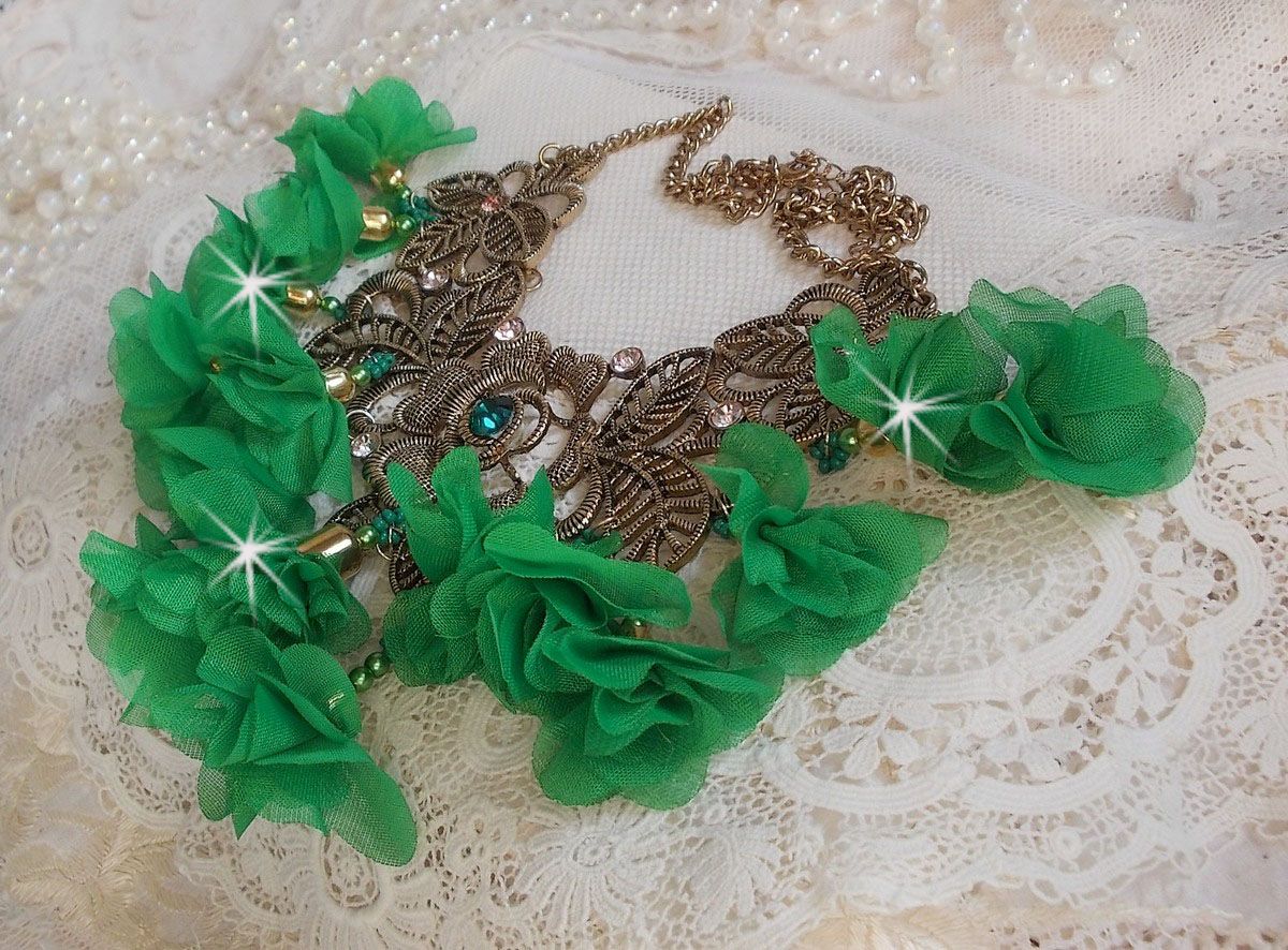 Colar Belle Emeraude com flores de tecido, cristais Swarovski e missangas de sementes