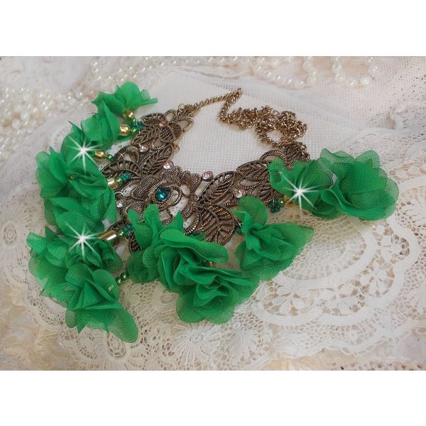 Colar Belle Emeraude com flores de tecido, cristais Swarovski e missangas de sementes