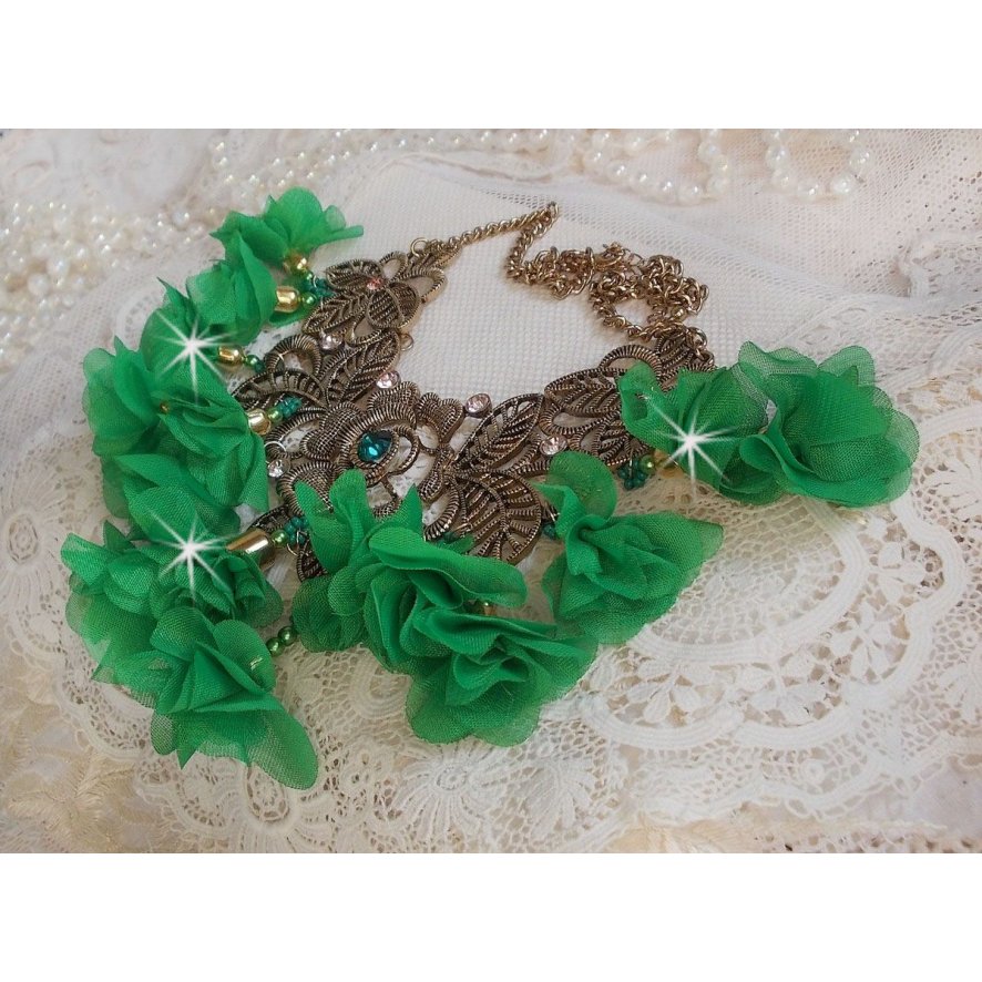 Colar Belle Emeraude com flores de tecido, cristais Swarovski e missangas de sementes