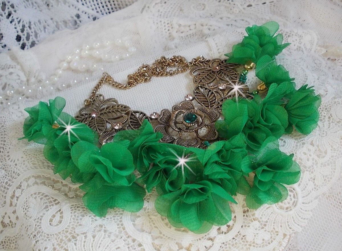 Colar Belle Emeraude com flores de tecido, cristais Swarovski e missangas de sementes