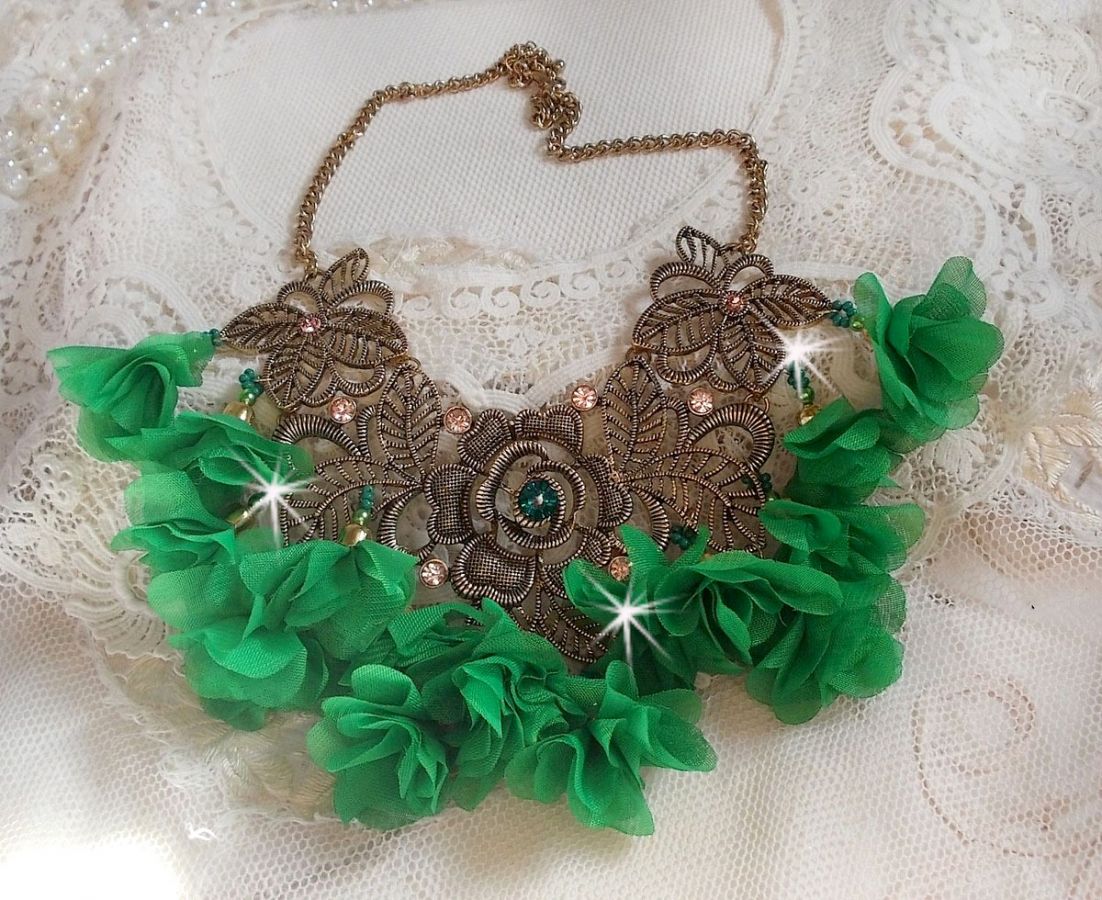 Colar Belle Emeraude com flores de tecido, cristais Swarovski e missangas de sementes