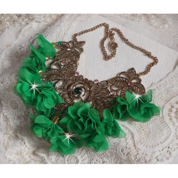 Colar Belle Emeraude com flores de tecido, cristais Swarovski e missangas de sementes