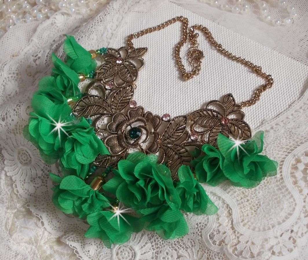Colar Belle Emeraude com flores de tecido, cristais Swarovski e missangas de sementes