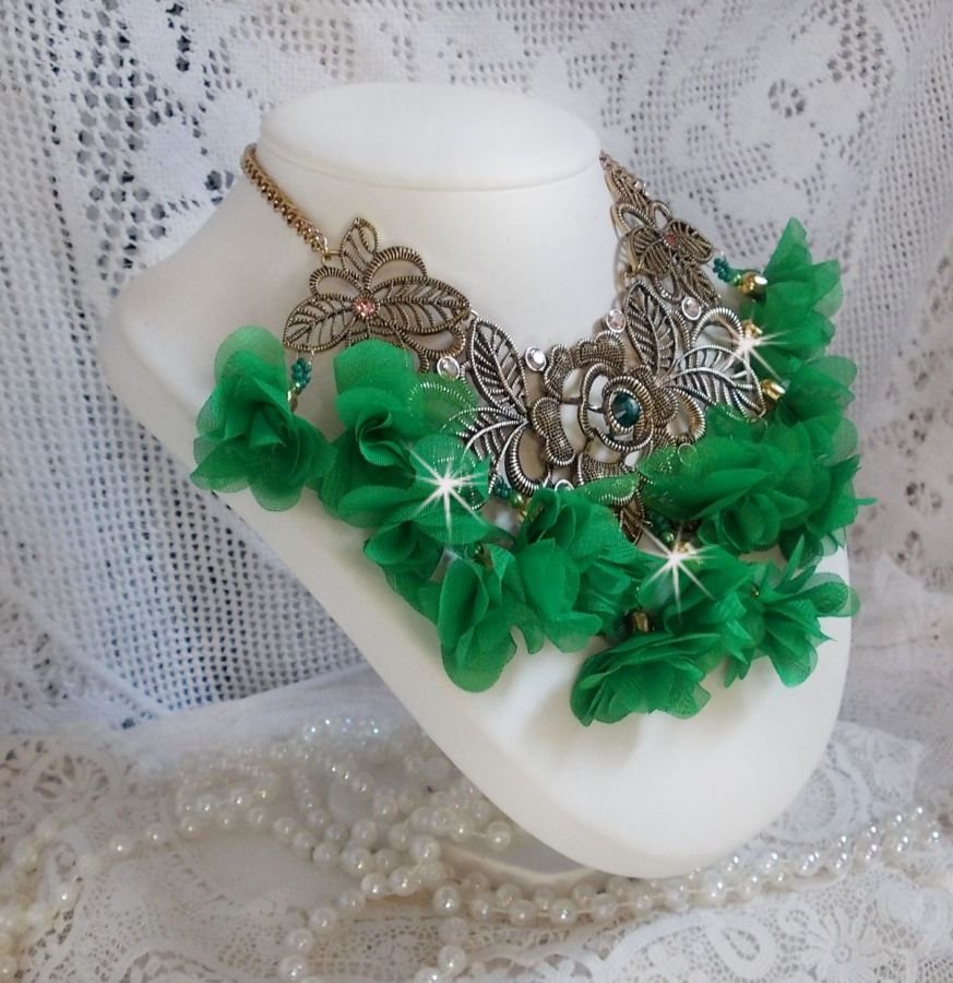 Colar Belle Emeraude com flores de tecido, cristais Swarovski e missangas de sementes