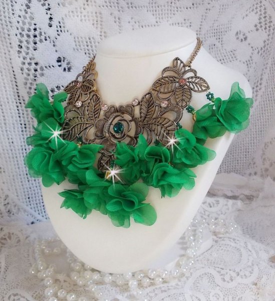 Colar Belle Emeraude com flores de tecido, cristais Swarovski e missangas de sementes