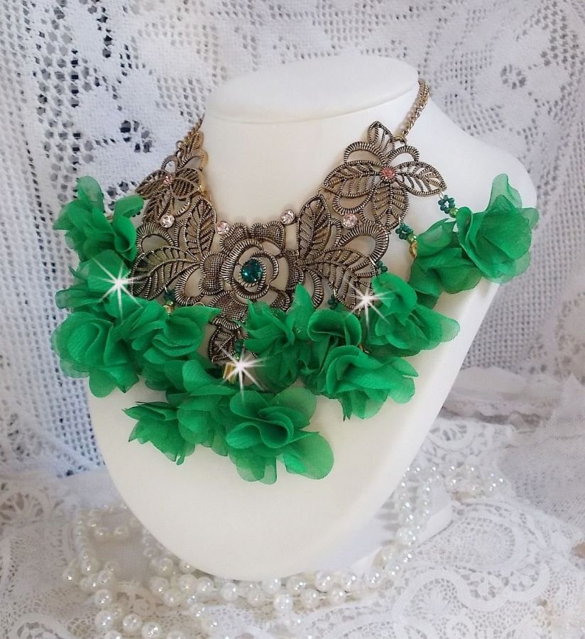 Colar Belle Emeraude com flores de tecido, cristais Swarovski e missangas de sementes
