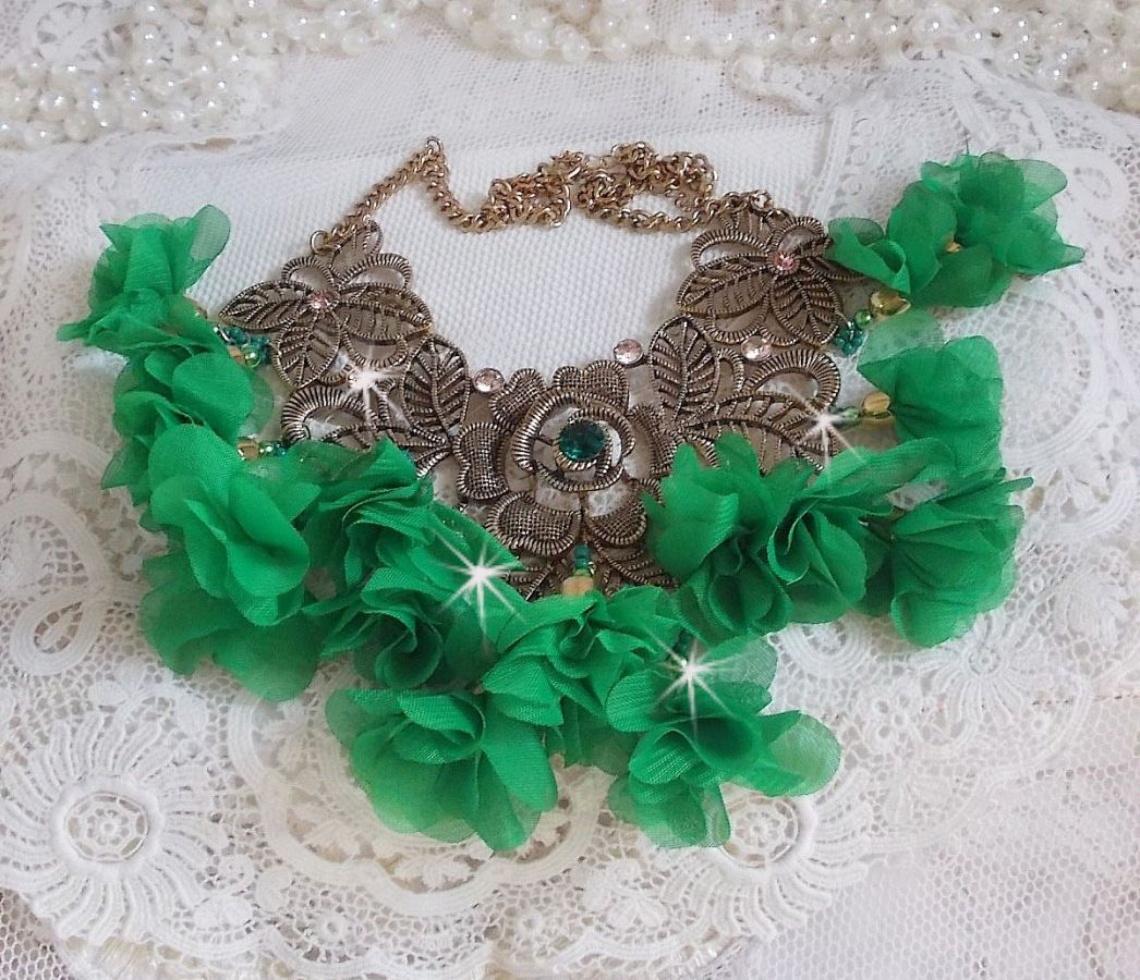 Colar Belle Emeraude com flores de tecido, cristais Swarovski e missangas de sementes