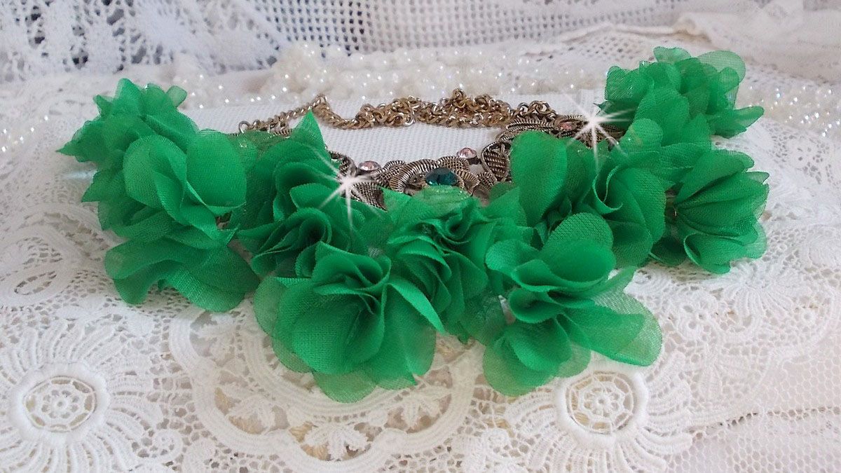 Colar Belle Emeraude com flores de tecido, cristais Swarovski e missangas de sementes