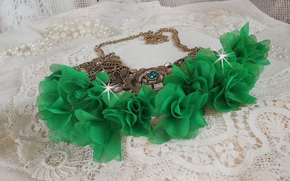 Colar Belle Emeraude com flores de tecido, cristais Swarovski e missangas de sementes
