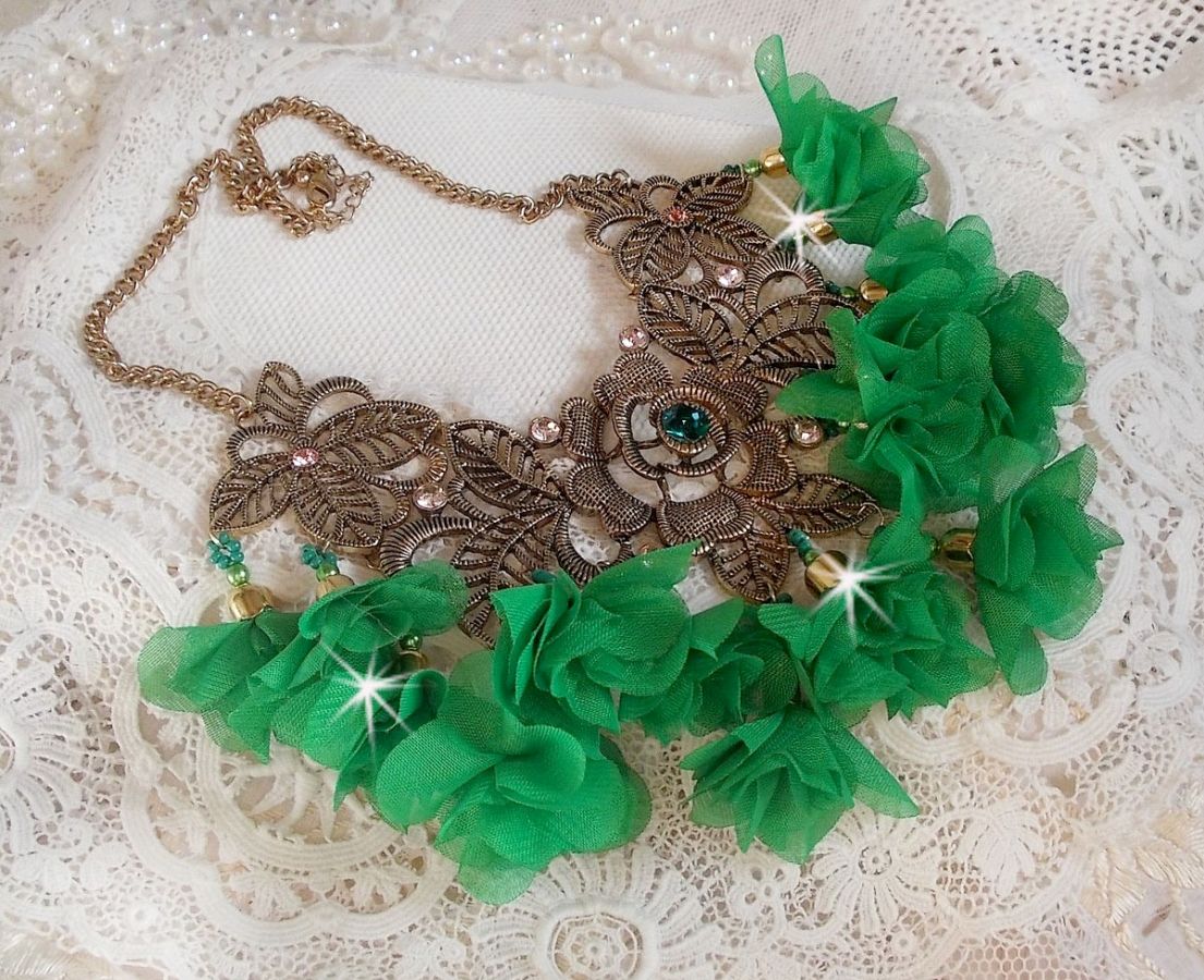 Colar Belle Emeraude com flores de tecido, cristais Swarovski e missangas de sementes