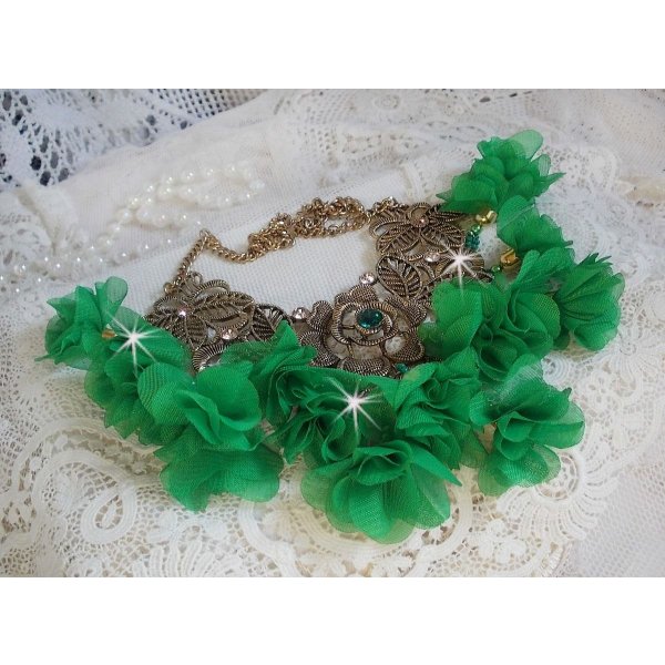 Colar Belle Emeraude com flores de tecido, cristais Swarovski e missangas de sementes