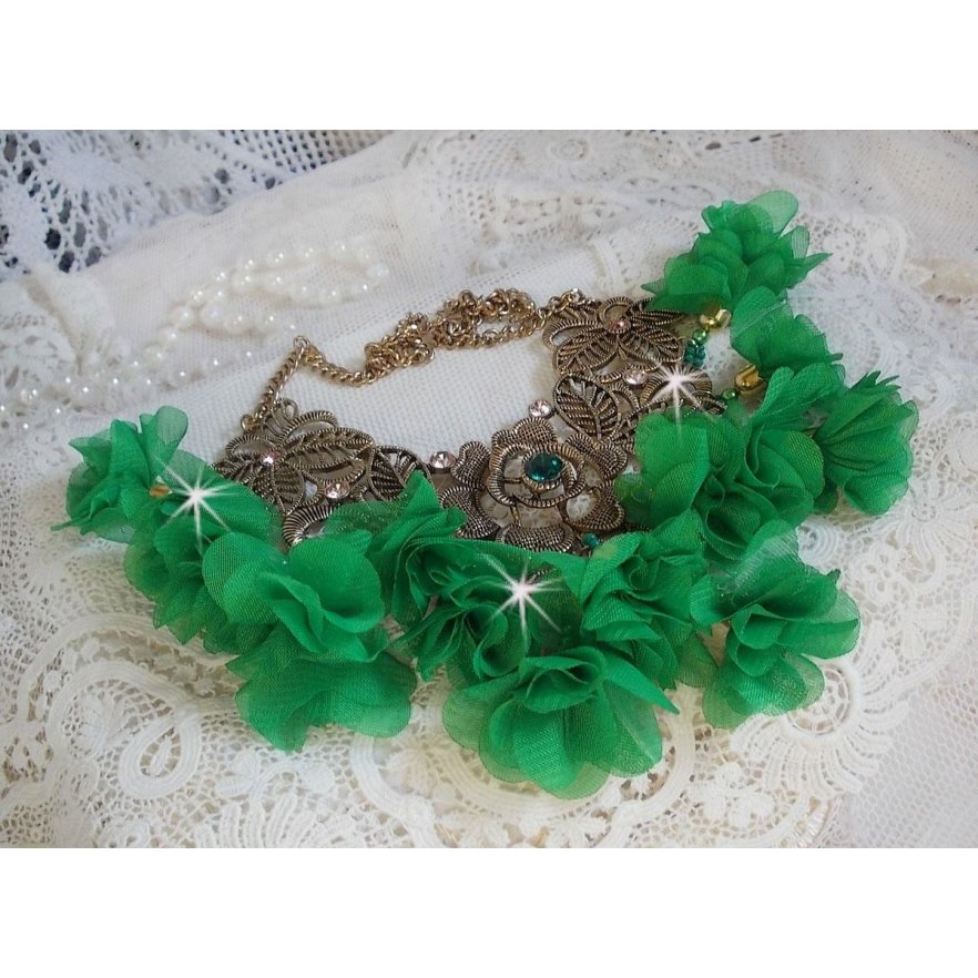 Colar Belle Emeraude com flores de tecido, cristais Swarovski e missangas de sementes