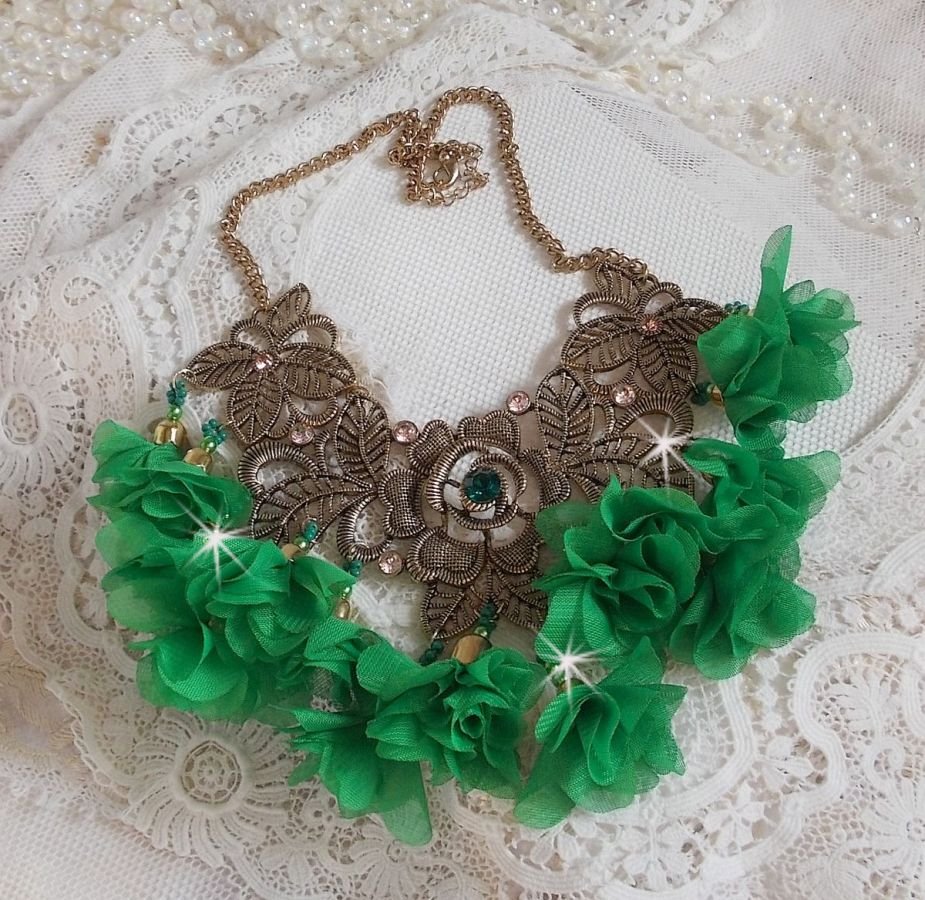 Colar Belle Emeraude com flores de tecido, cristais Swarovski e missangas de sementes