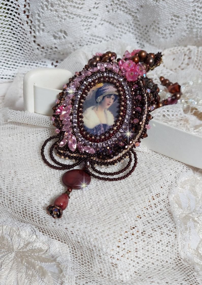 Colar Belle Romance Haute-Couture bordado com um retrato de cabochon de uma mulher de chapéu com cristais, pérolas de cetim, pérolas redondas douradas, cabochons de madrepérola e 