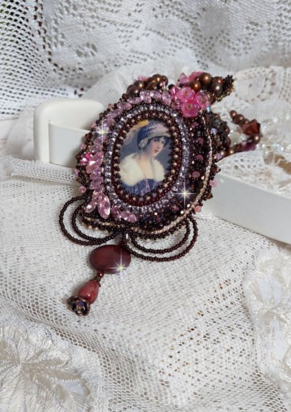 Colar Belle Romance Haute-Couture bordado com um retrato de cabochon de uma mulher de chap&eacute;u com cristais, p&eacute;rolas de cetim, p&eacute;rolas redondas douradas, cabochons de madrep&eacute;rola e 