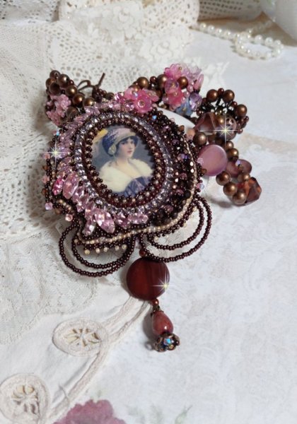 Colar Belle Romance Haute-Couture bordado com um retrato de cabochon de uma mulher de chap&eacute;u com cristais, p&eacute;rolas de cetim, p&eacute;rolas redondas douradas, cabochons de madrep&eacute;rola e 