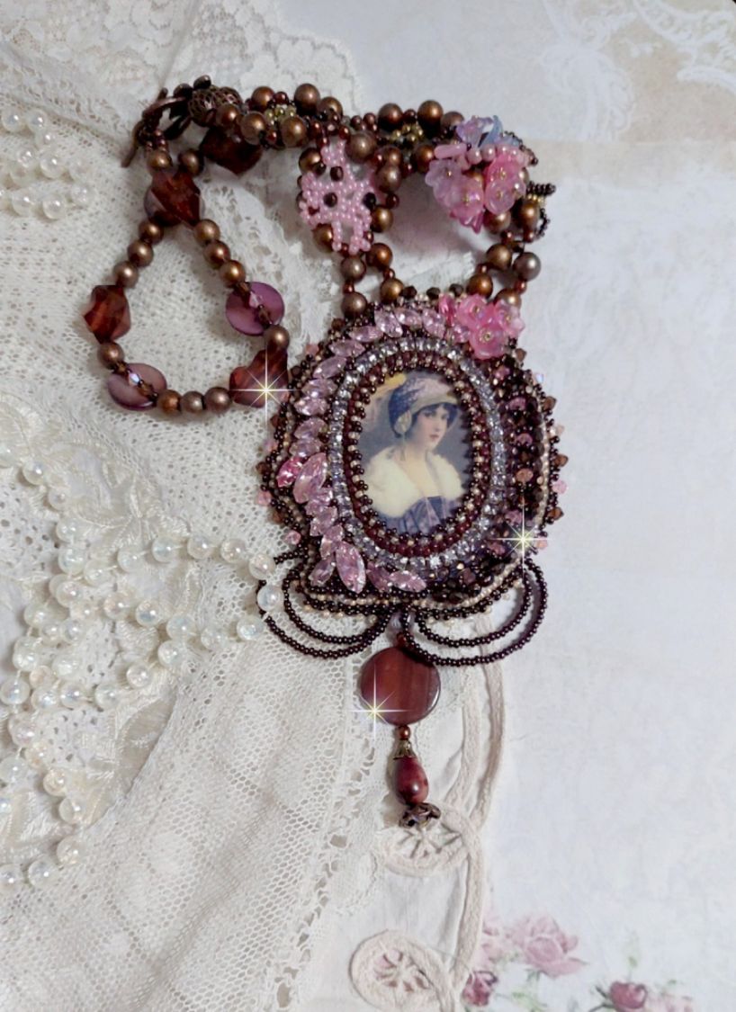 Colar Belle Romance Haute-Couture bordado com um retrato de cabochon de uma mulher de chapéu com cristais, pérolas de cetim, pérolas redondas douradas, cabochons de madrepérola e 