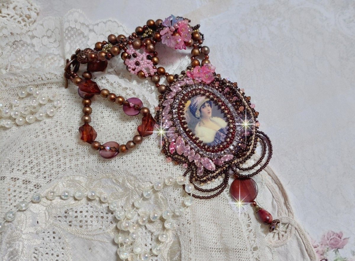 Colar Belle Romance Haute-Couture bordado com um retrato de cabochon de uma mulher de chapéu com cristais, pérolas de cetim, pérolas redondas douradas, cabochons de madrepérola e 
