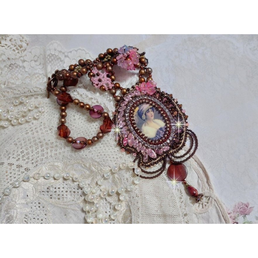 Colar Belle Romance Haute-Couture bordado com um retrato de cabochon de uma mulher de chapéu com cristais, pérolas de cetim, pérolas redondas douradas, cabochons de madrepérola e 