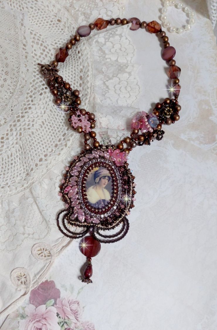 Colar Belle Romance Haute-Couture bordado com um retrato de cabochon de uma mulher de chapéu com cristais, pérolas de cetim, pérolas redondas douradas, cabochons de madrepérola e 
