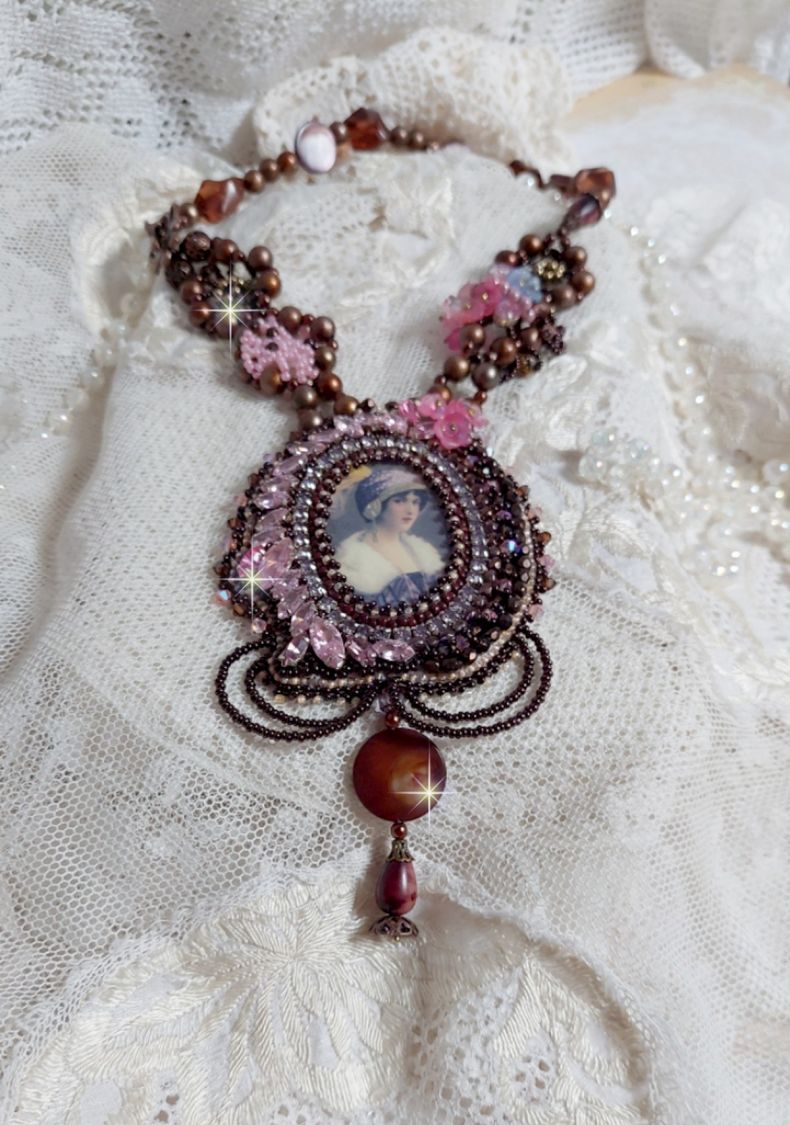 Colar Belle Romance Haute-Couture bordado com um retrato de cabochon de uma mulher de chapéu com cristais, pérolas de cetim, pérolas redondas douradas, cabochons de madrepérola e 