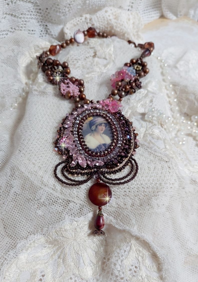 Colar Belle Romance Haute-Couture bordado com um retrato de cabochon de uma mulher de chapéu com cristais, pérolas de cetim, pérolas redondas douradas, cabochons de madrepérola e 