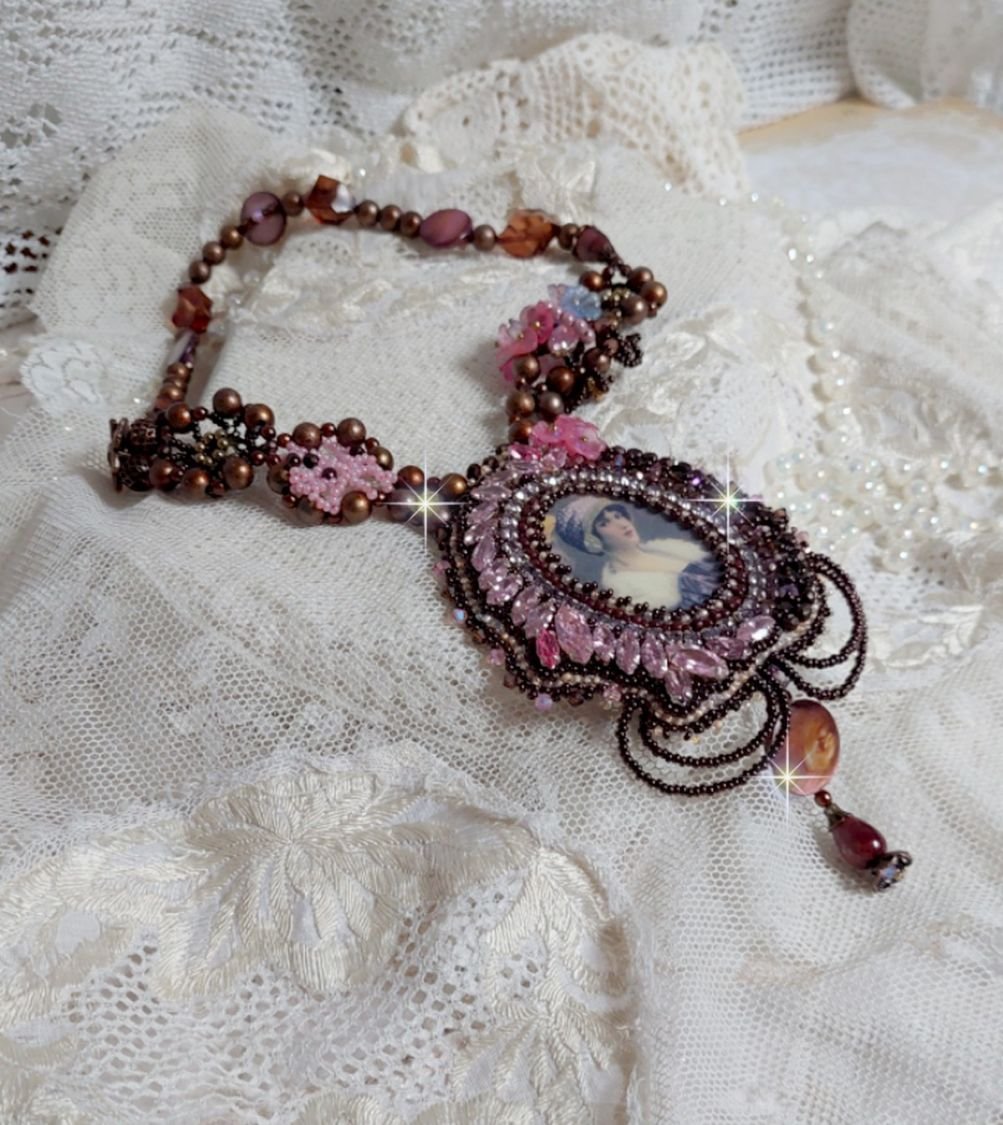 Colar Belle Romance Haute-Couture bordado com um retrato de cabochon de uma mulher de chapéu com cristais, pérolas de cetim, pérolas redondas douradas, cabochons de madrepérola e 