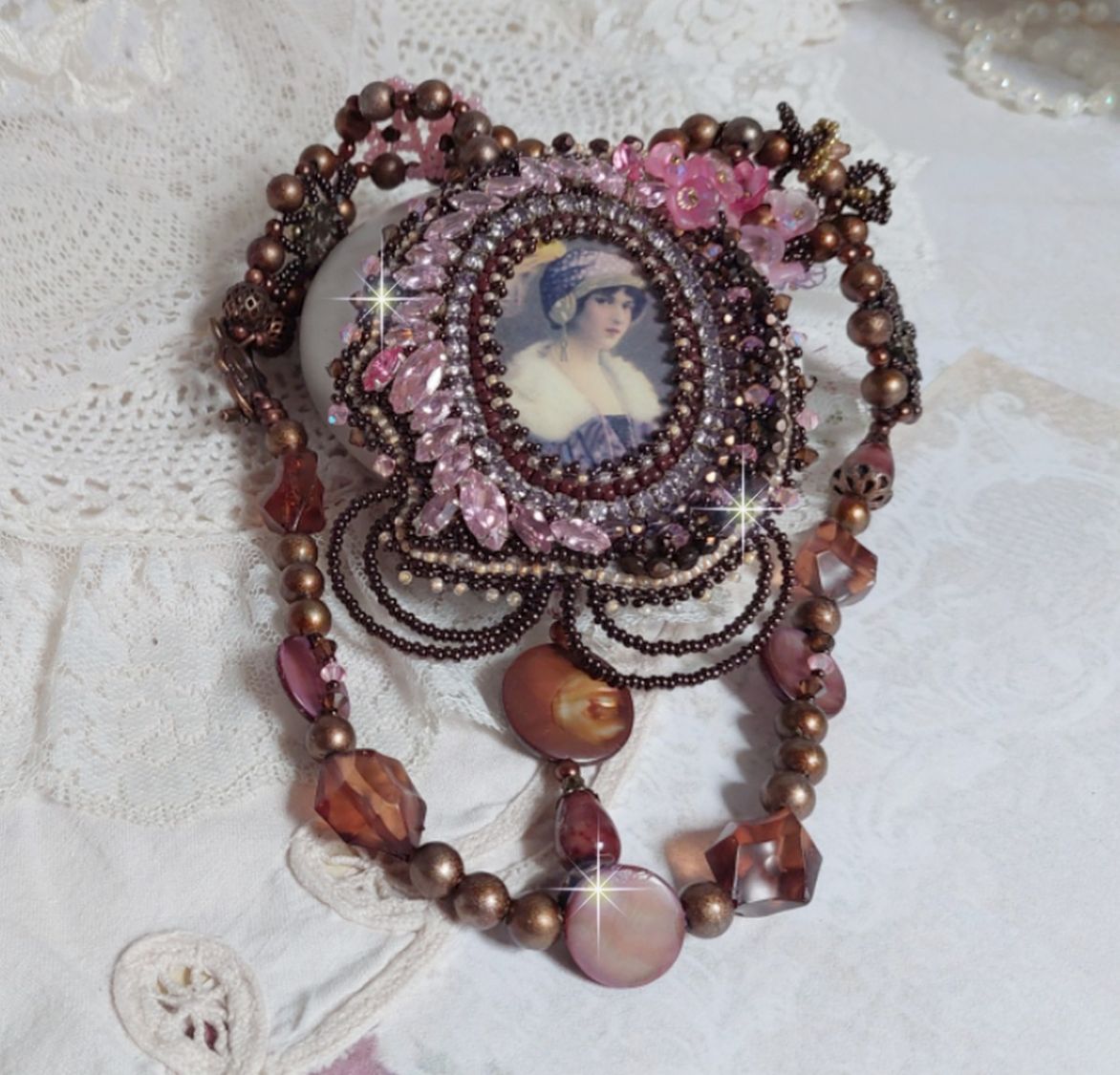 Colar Belle Romance Haute-Couture bordado com um retrato de cabochon de uma mulher de chapéu com cristais, pérolas de cetim, pérolas redondas douradas, cabochons de madrepérola e 