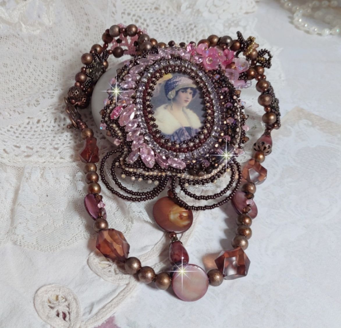 Colar Belle Romance Haute-Couture bordado com um retrato de cabochon de uma mulher de chapéu com cristais, pérolas de cetim, pérolas redondas douradas, cabochons de madrepérola e 