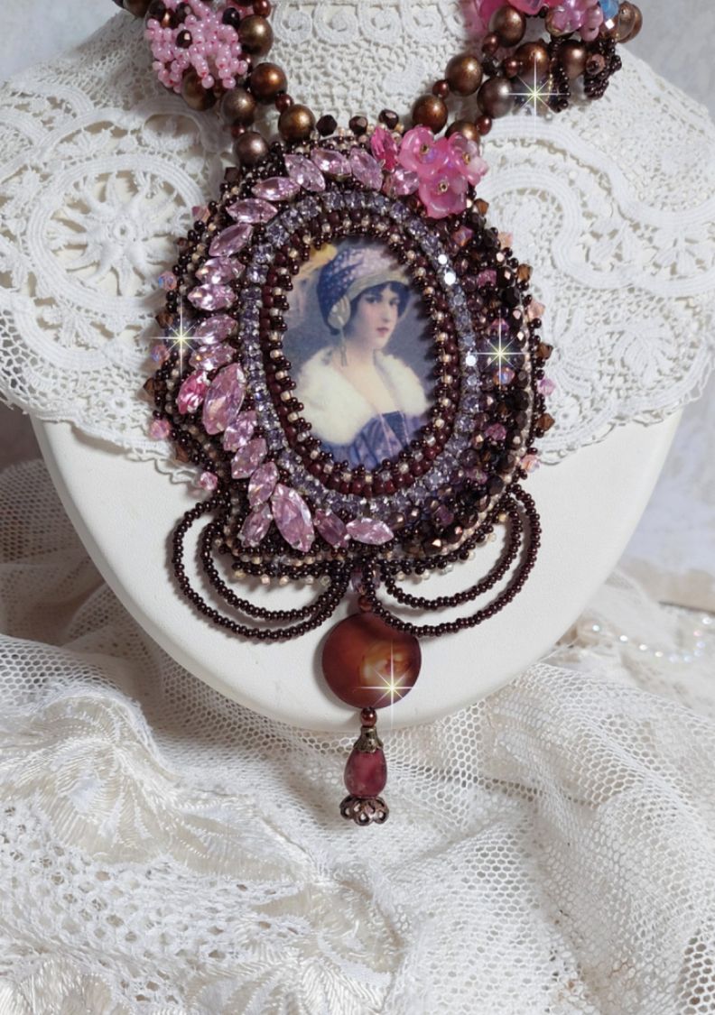 Colar Belle Romance Haute-Couture bordado com um retrato de cabochon de uma mulher de chapéu com cristais, pérolas de cetim, pérolas redondas douradas, cabochons de madrepérola e 
